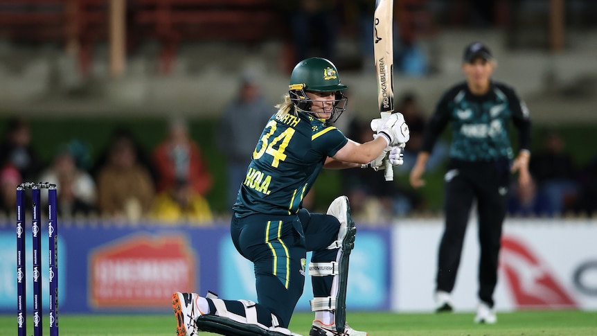 Aussies survives dramatic collapse to beat New Zealand in first women's T20