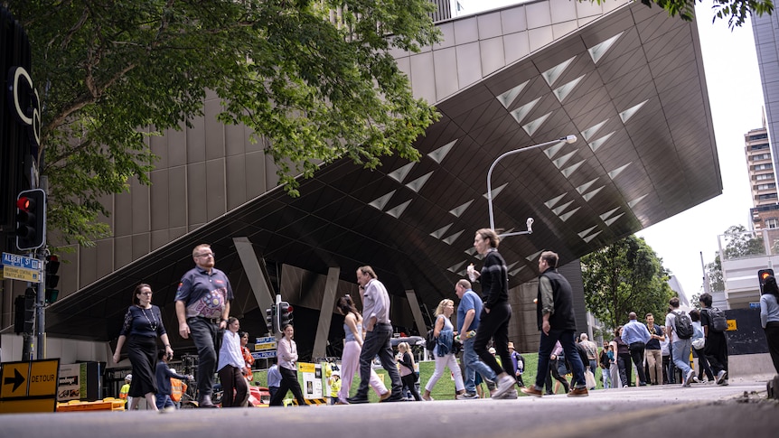 Gigantic mechanical 'esky lid' is Brisbane's newest defence against flooding