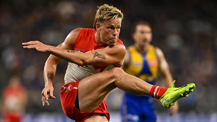 Heeney wins Sydney Swans best and fairest award amid club suspension