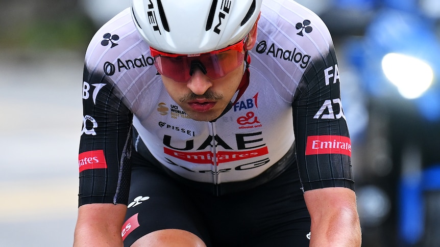 Jay Vine escapes serious injury after horrifying crash at Giro d'Italia