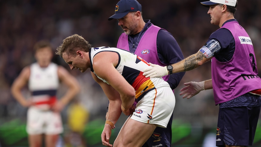 Live: Dawson shaken up by blow to ribs as Crows fight against Dockers
