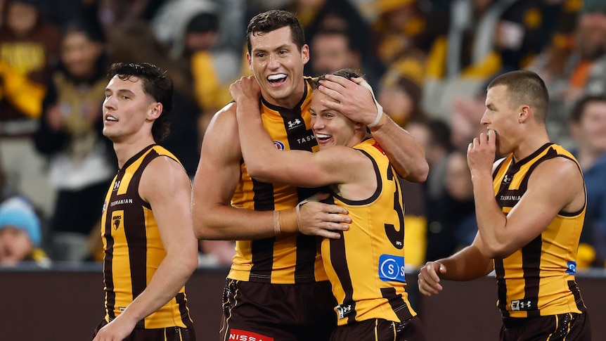 Live: Giants comeback falls short as Hawks get job done at MCG