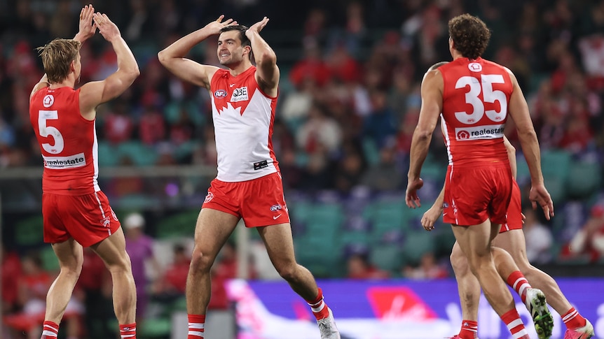 Live: Swans hit the front, setting up frantic finale