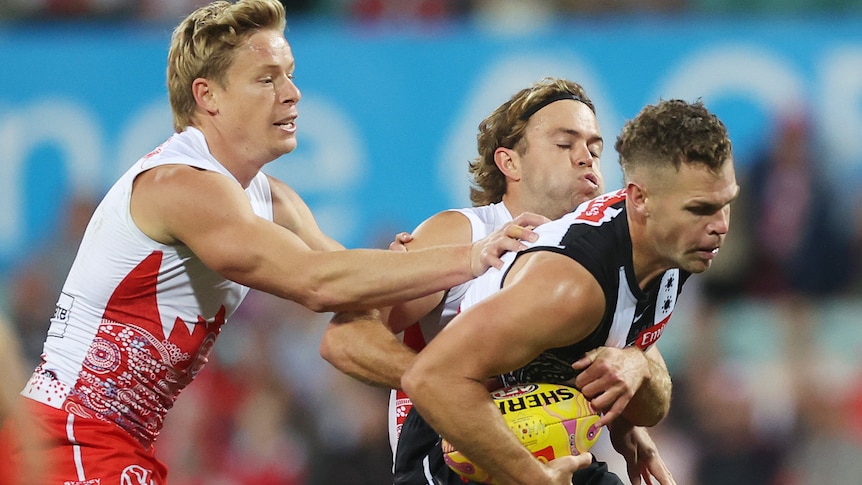 Live: Swans hold on for gritty victory over Pies, Suns making light work of Port