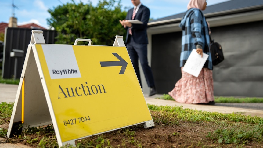 Recent fall in auction clearance rates could be good news for first home buyers