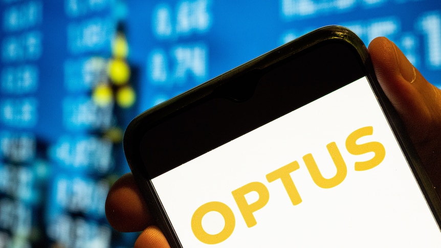 Victoria Police conduct dozens of welfare checks after Optus outage