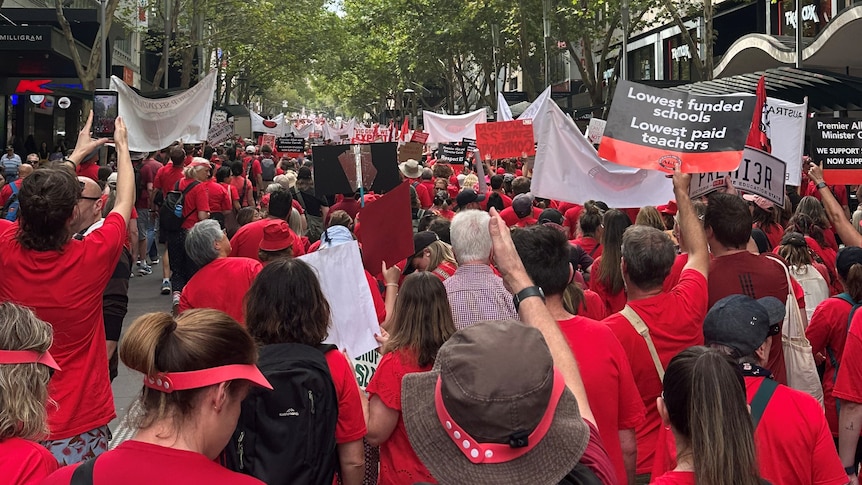 Victorian teachers set to strike again following deadlocked negotiations